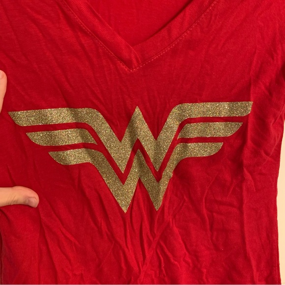 Wonder Woman women’s size extra small red gold t-shirt top - Picture 4 of 8